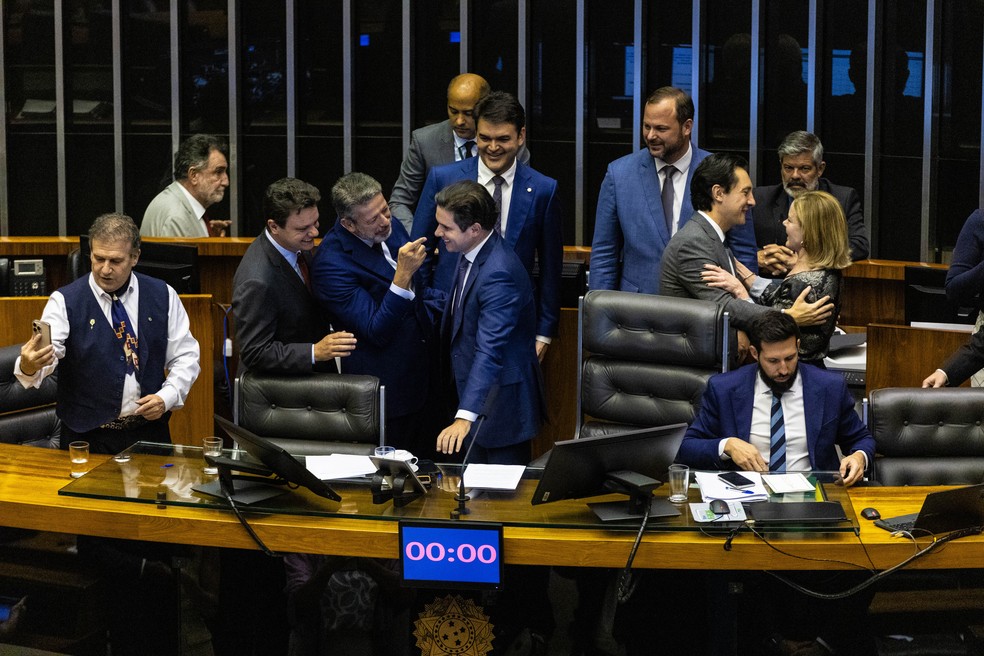 Comemorao da aprovao do Imposto de Renda no Congresso Nacional. Hugo Motta e Arthur Lira sorriem aps a votao  Foto: Brenno Carvalho / Agncia O Globo