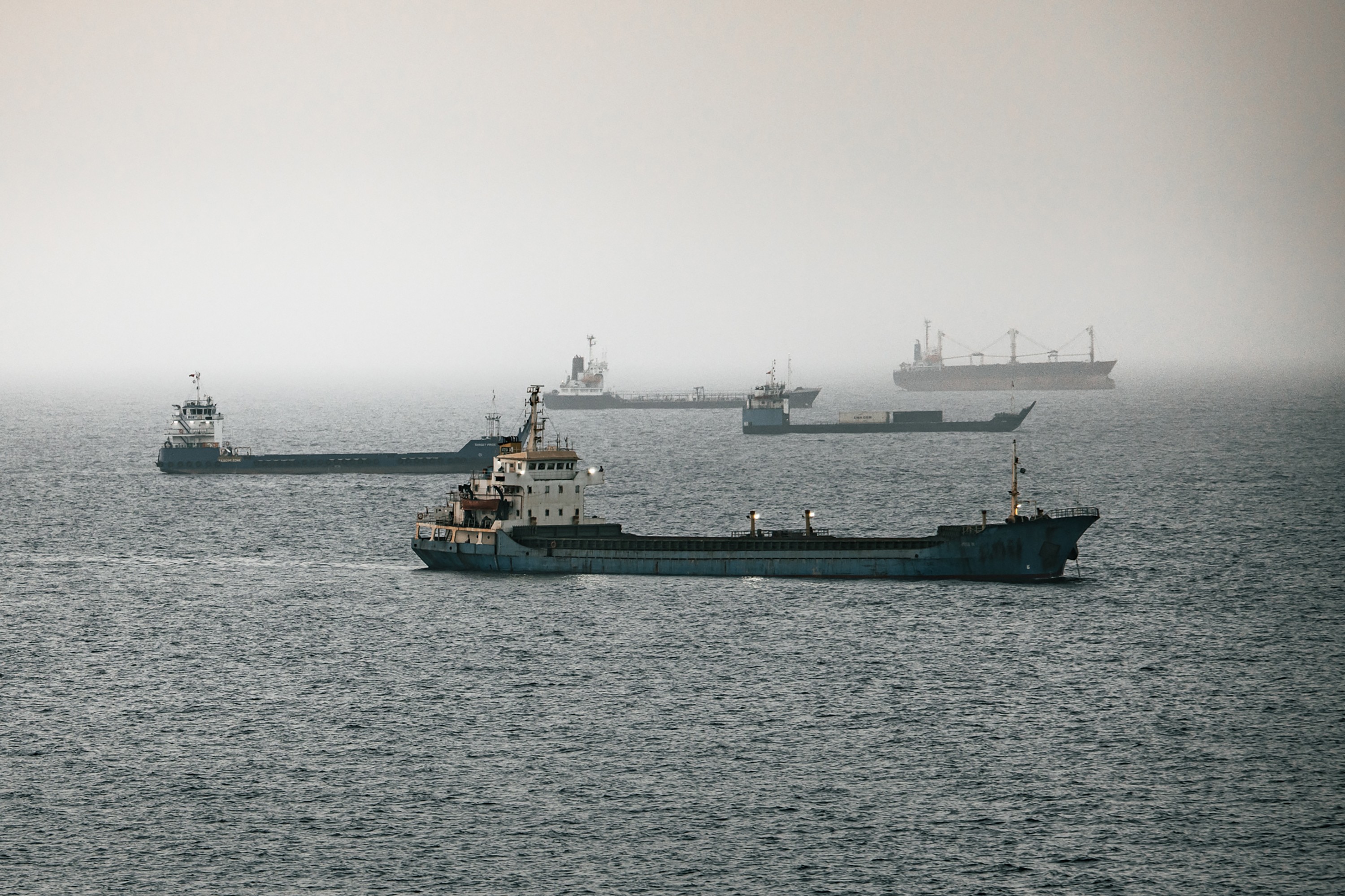 Petróleo passa de US$ 106 com dúvidas sobre cessar-fogo energético e novos ataques contra Arábia Saudita