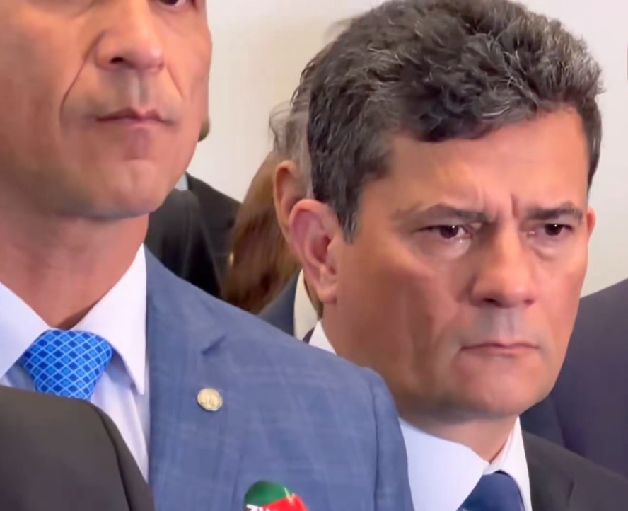 Moro paralisado: reação de senador em coletiva de Flávio Bolsonaro sobre Vorcaro viraliza nas redes