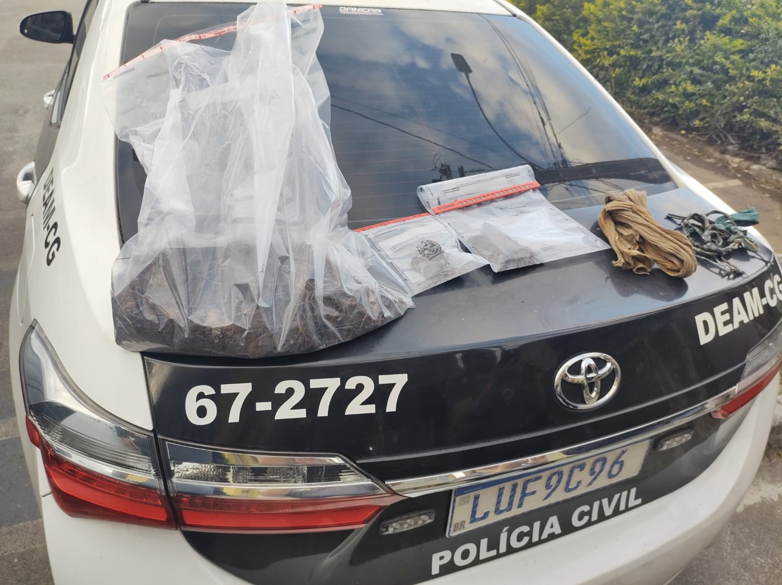 Material apreendido pela polícia no local onde família era mantida em cativeiro — Foto: Divulgação