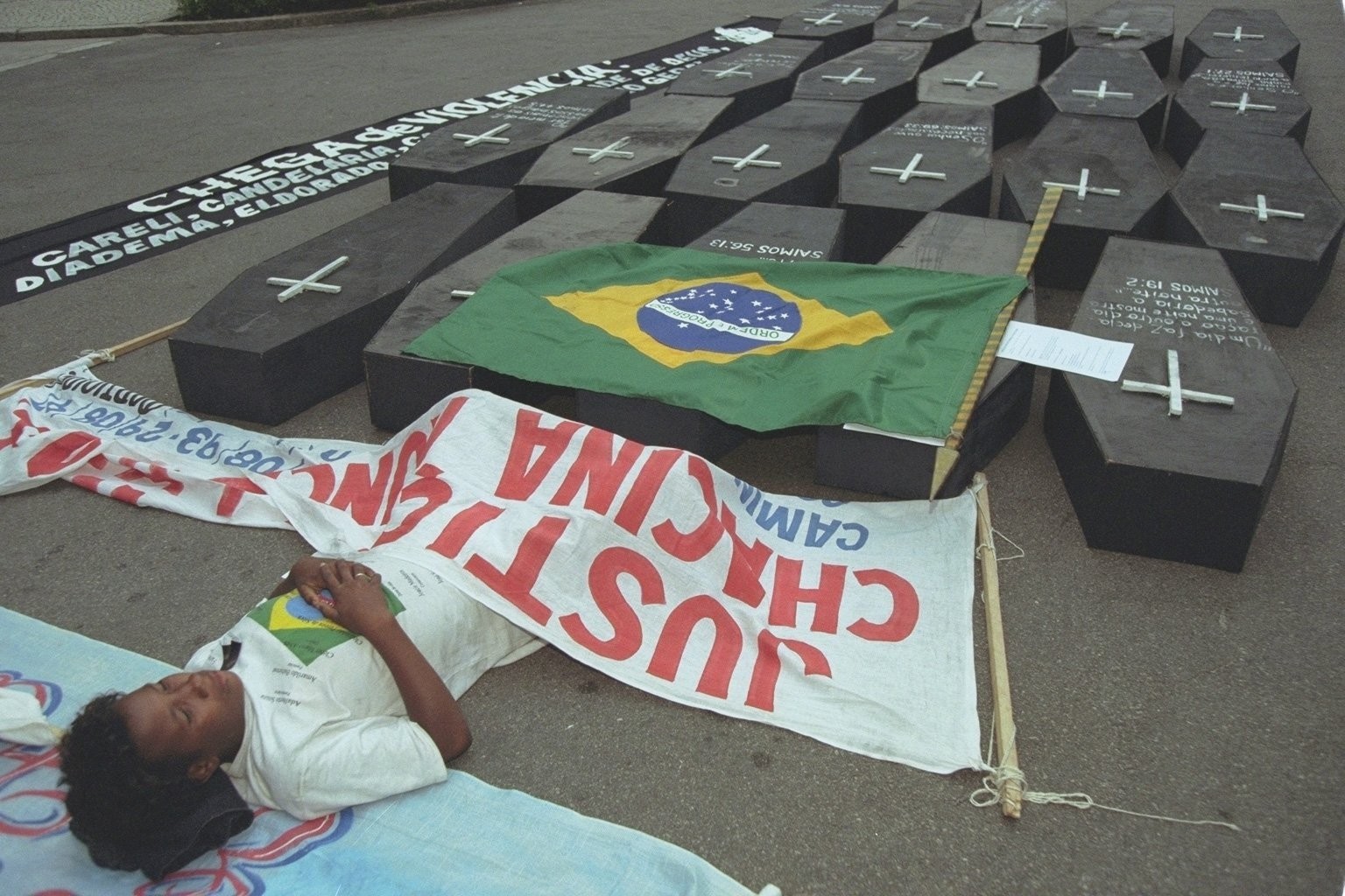 Protesto no aniversário de quatro anos da chacina — Foto: William de Moura