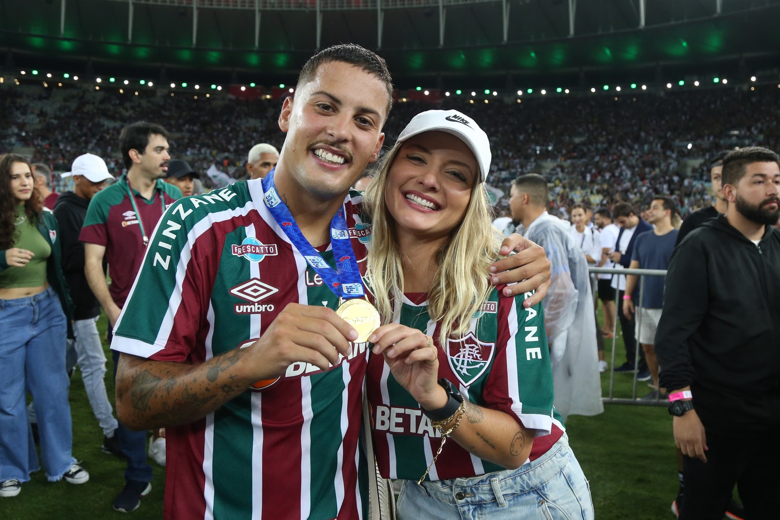 Lateral Guga com a namorada Jéssica Franzoni — Foto: MARCELO GONÇALVES / FLUMINENSE FC