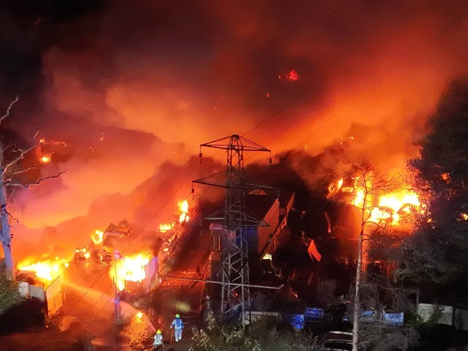 Incêndio destrói cerca de 140 carros em estacionamento usado por turistas perto do aeroporto na Inglaterra - QTU Questões do Universo