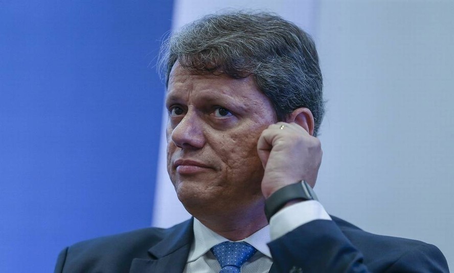 Tarcísio de Freitas se vê na mira da direita e da esquerda após segundo turno