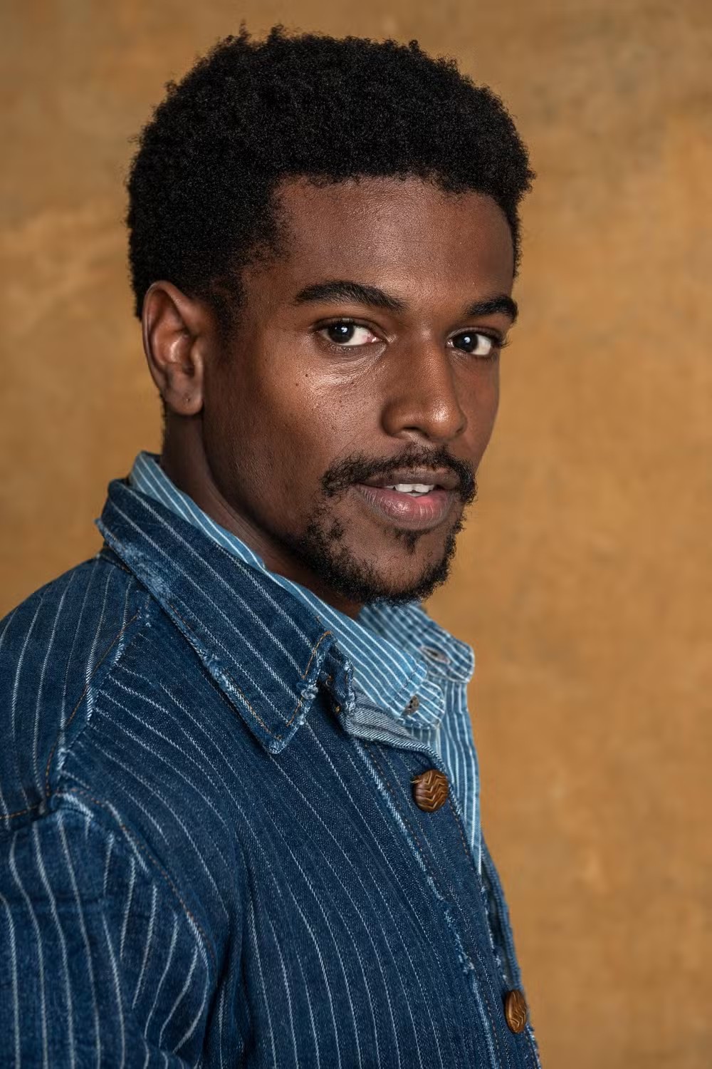 Ronald Sotto é Tonho, rapaz trabalhador que se apaixona por Alika (Duda Santos) — Foto: TV Globo/Estevam Avellar