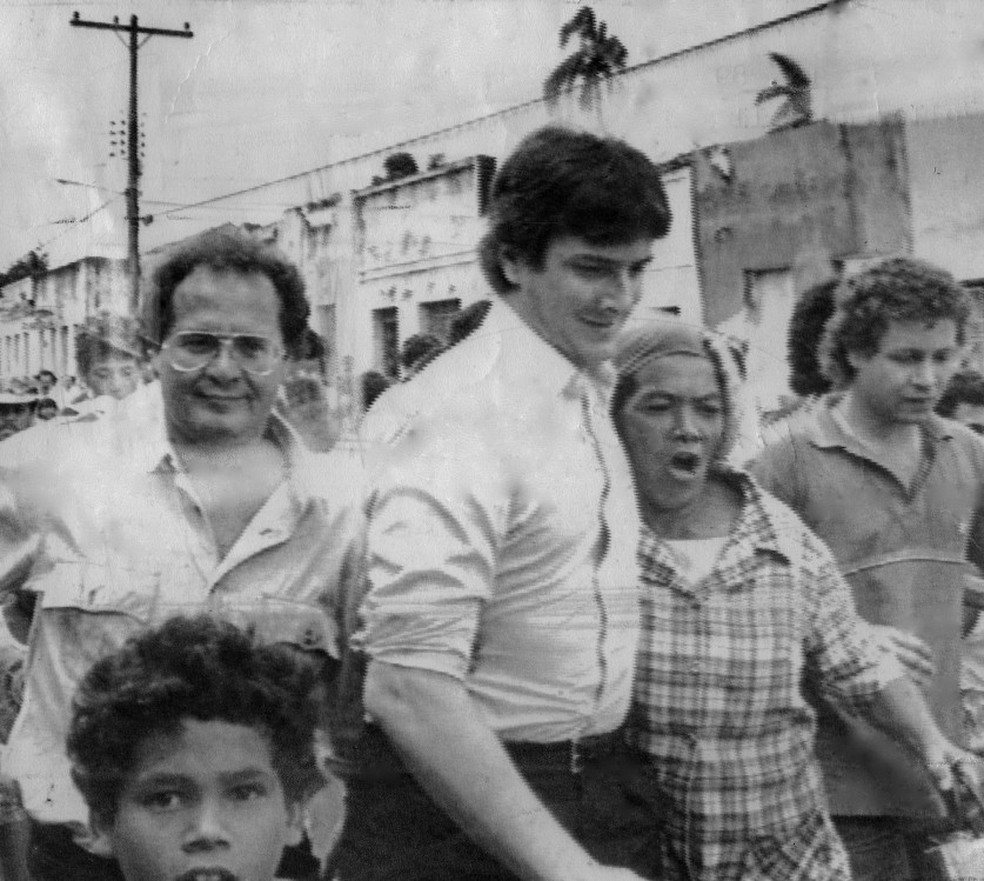 Renan Calheiros and Coller visit people made homeless by heavy rains in Alagoas in July 1989 — Photo: Pedro Ruiz / Agência O Globo