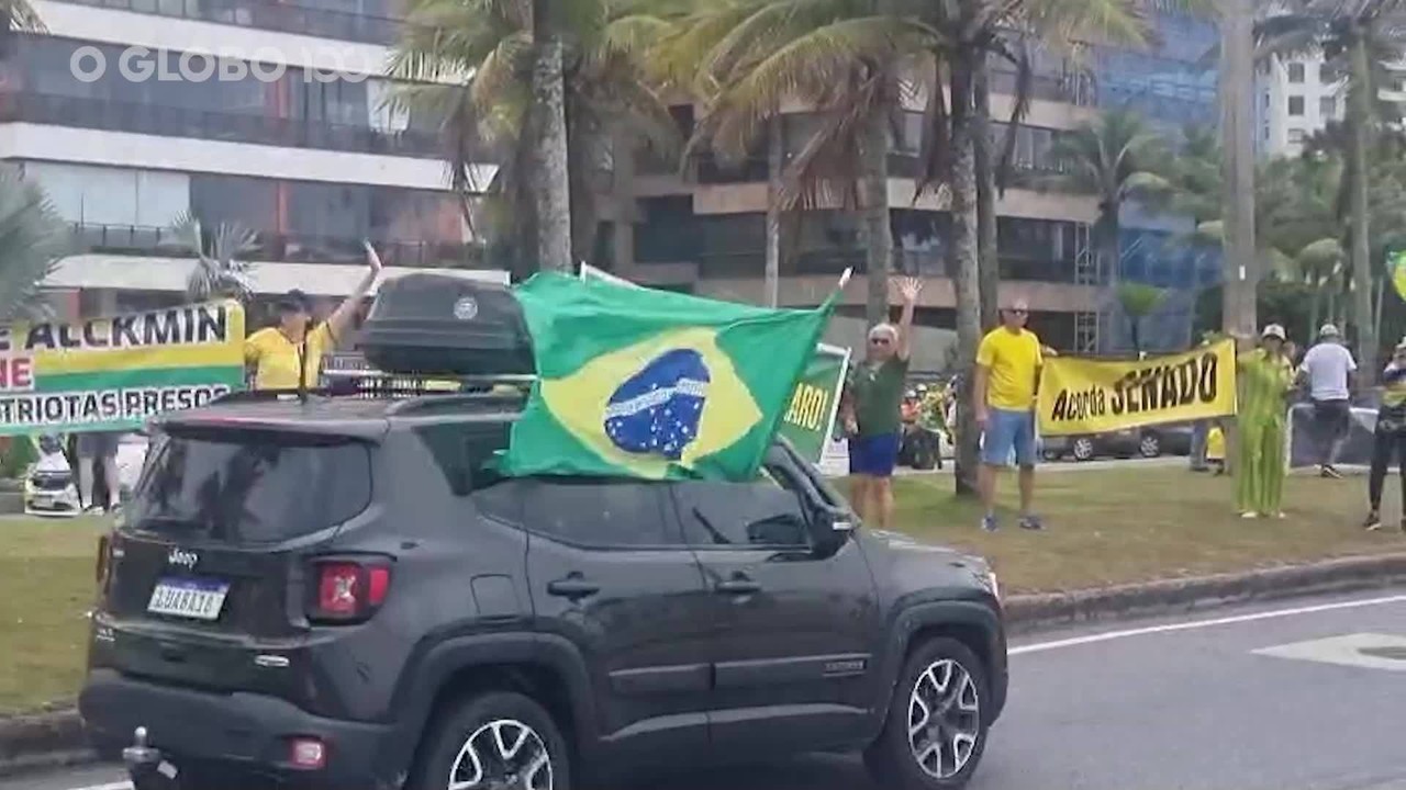 Apoiadores protestam contra prisão em frente ao condomínio de Bolsonaro no Rio e pedem 'fora' Lula e Moraes; vídeo