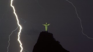 Monumento do Cristo Redentor diante dos raios que atingiam a cidade do Rio, em 2007