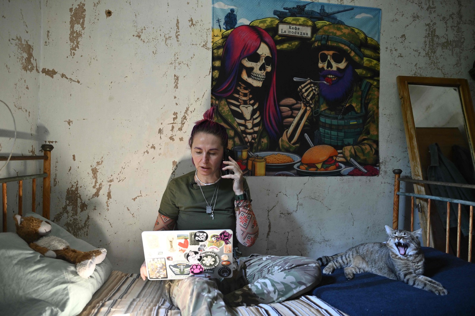 A médica militar Olena Ivanenko, do 412º Regimento Separado de Veículos Aéreos Não Tripulados NEMESIS, fala ao telefone em um local não revelado no leste da Ucrânia — Foto: Genya Savilov/AFP