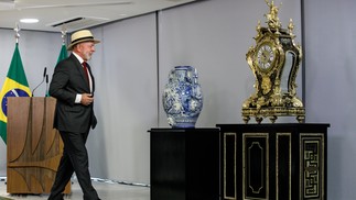 Relógio de Balthazar Baltimore, um presente da corte francesa para Dom João VI, fabricado no século XVII — Foto: Brenno Carvalho / Agência O Globo