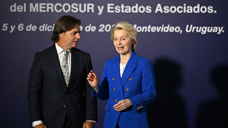 Presidente do Uruguai recebe a presidente da Comissão Europeia — Foto: Eitan ABRAMOVICH / AFP