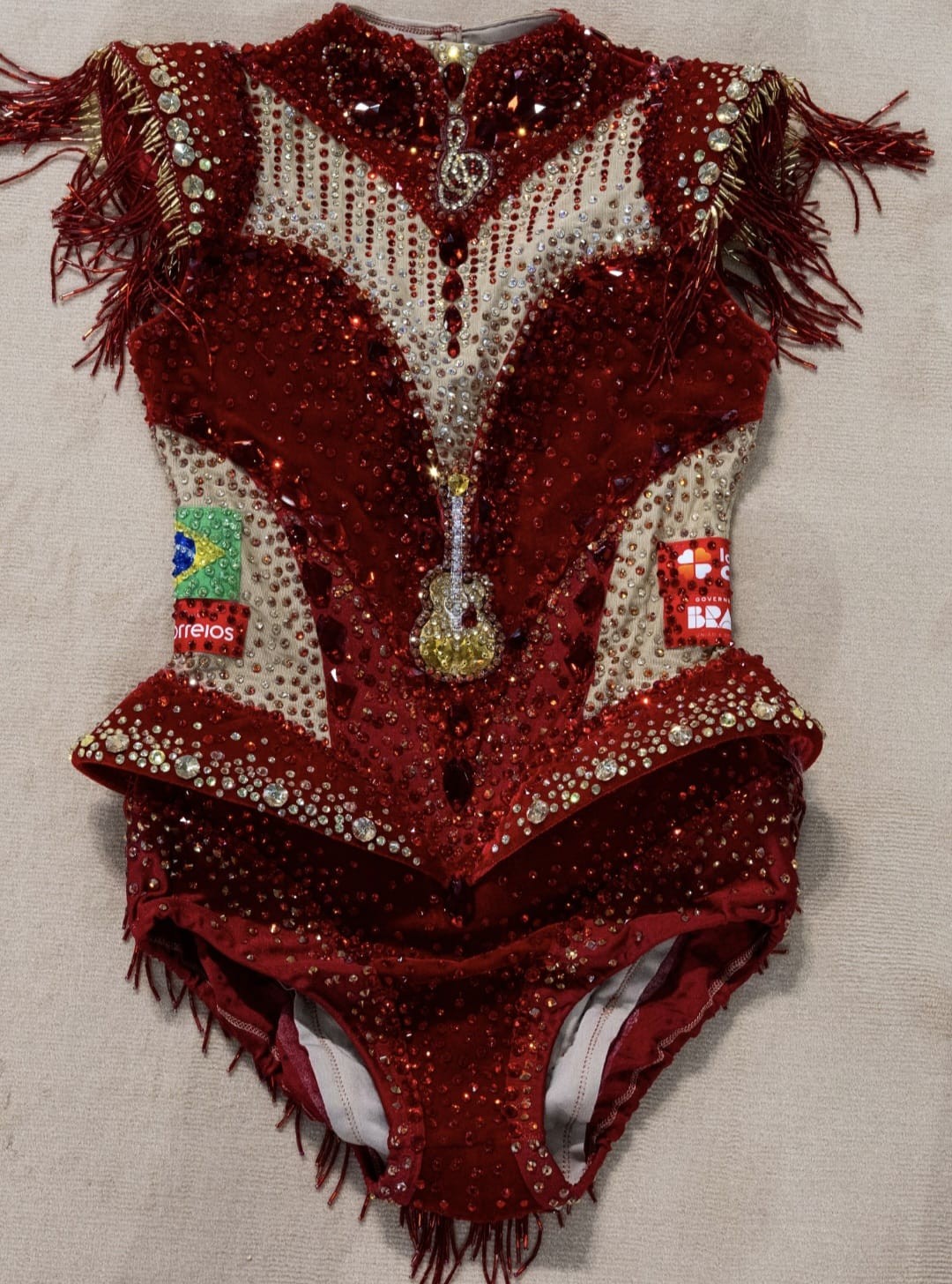 Collant em vermelho, branco e destalhes em dourado — Foto: MeloGym/CBG