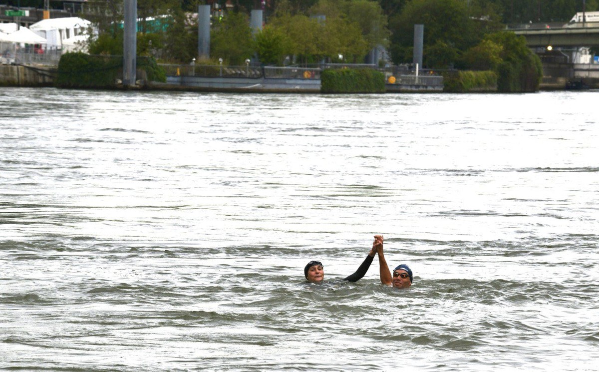 La ministre française des Sports prend un bain dans la Seine à deux semaines des Jeux de Paris