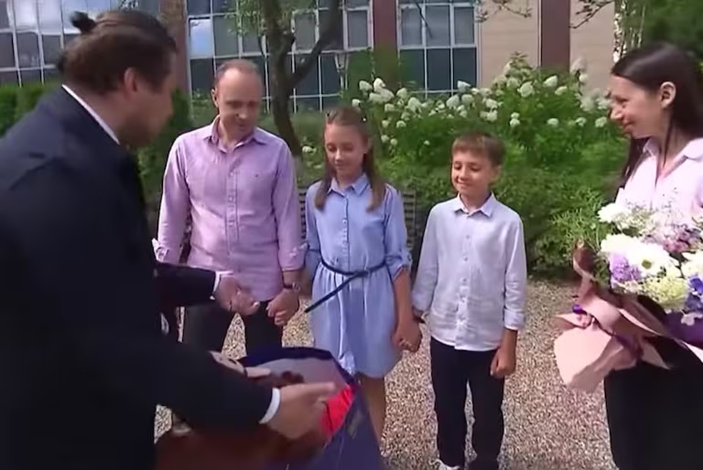 Em agosto de 2024, espiões russos e seus filhos foram recebidos como heróis em Moscou — Foto: Reprodução