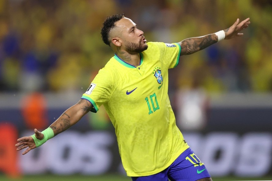 Neymar comemora retorno à seleção brasileira: 'Feliz em estar de volta'