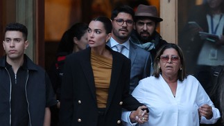 Esposa de Daniel Alves, Joana Sanz, de mãos dadas com a mãe do ex-jogador, Lucia Alves, saem do segundo dia de julgamento — Foto: LLUIS GENE