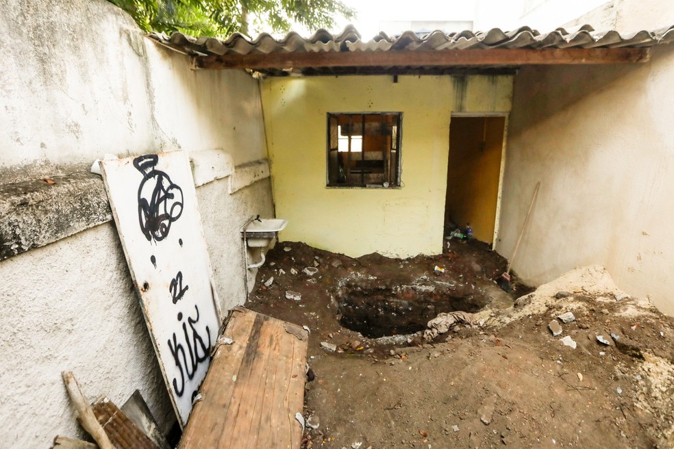 Corpo de Jefferson Machado foi encontrado dentro de um baú, enterrado a dois metros de profundidade — Foto: Gabriel de Paiva / Agência O Globo