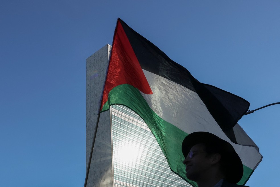 Manifestantes pró-Palestina protestam em frente à sede das Nações Unidas — Foto: Angela Weiss/AFP