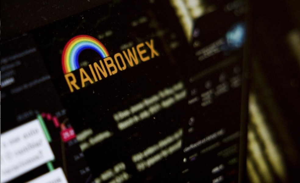 O aplicativo RainbowEx é mostrado em um computador em San Pedro — Foto: Victor Moriyama/The New York Times