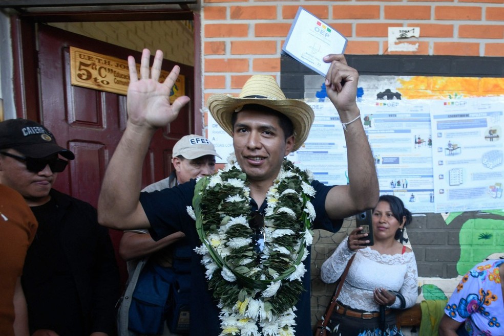 O presidente do Senado da Bolívia e candidato presidencial pela Alianza Libre, Andrónico Rodríguez, vota em uma seção eleitoral durante as eleições presidenciais em Entre Ríos, no departamento de Cochabamba, Bolívia — Foto: Rodrigo URZAGASTI / AFP