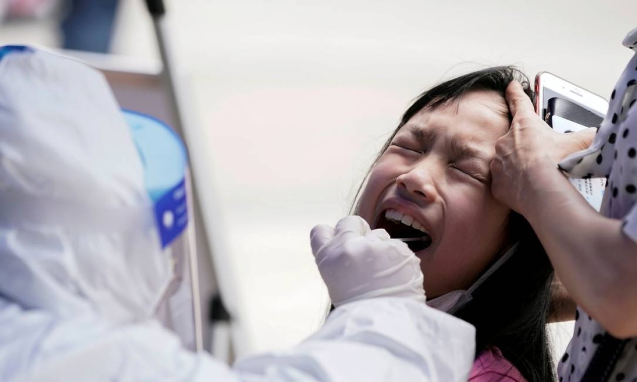 Criança reage durante o teste de ácido nucléico em Wuhan, a cidade chinesa mais atingida pelo surto da COVID-19, província de Hubei, China — Foto: ALY SONG / REUTERS