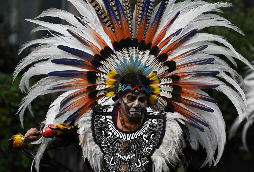 Fantasiado no Grande desfile em comemoração ao Dia dos Mortos na Cidade do México, no sábado (01/11) — Foto: Carl de Souza / AFP