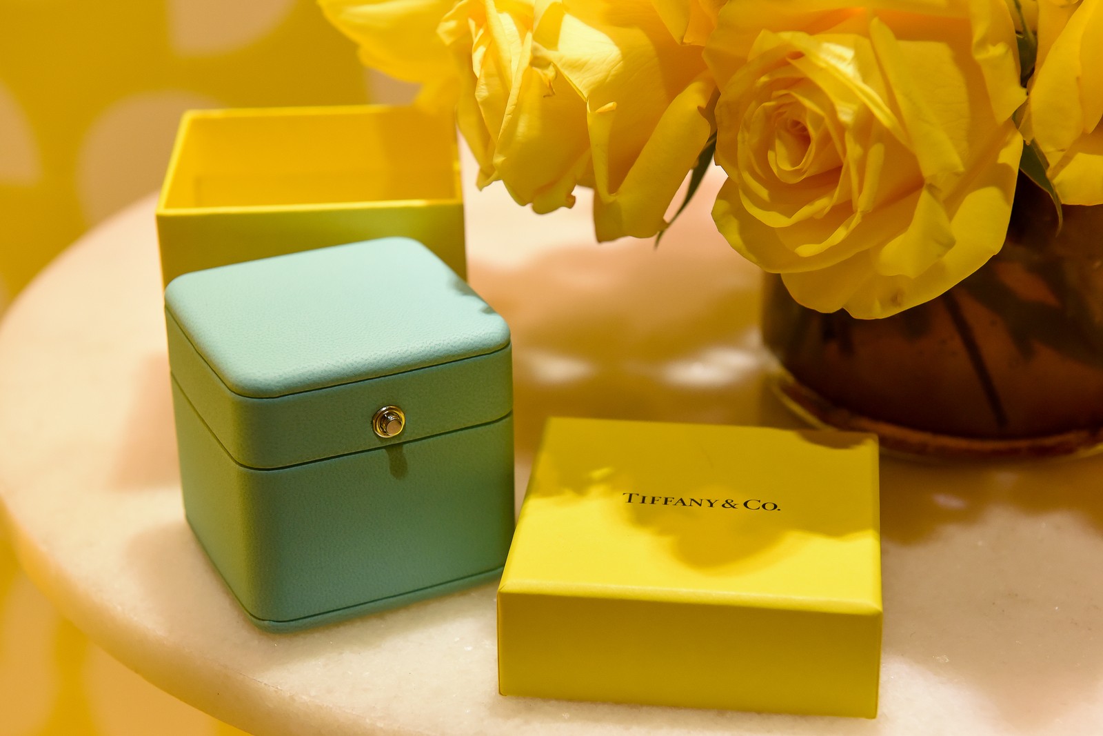 Com o projeto Yellow is the new blue, exposição que reúne o Diamante Tiffany e outras peças de alta joalheria da marca, foi feita a versão amarela da tradicional Blue Box. — Foto: Cleiby Trevisan