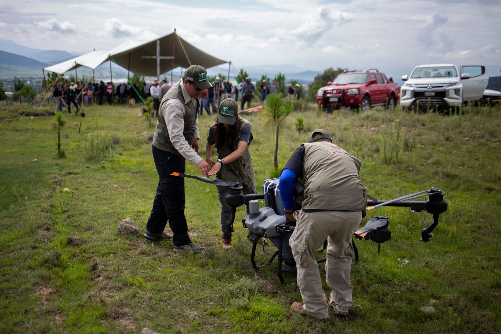 Há áreas de floresta queimada que os trabalhadores não conseguem alcançar carregando plantas e ferramentas para o reflorestamento tradicional — Foto: Enrique Castro/AFP