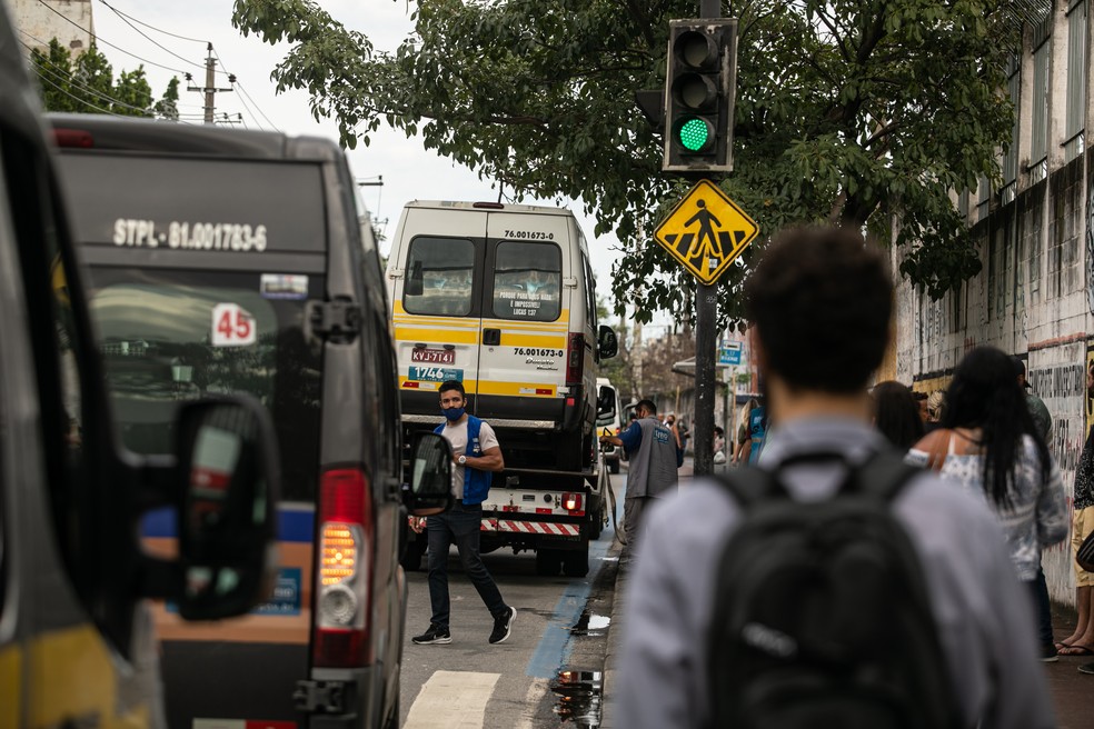 Apreensão de vans irregulares na Zona Oeste — Foto: Brenno Carvalho / Agência O Globo / 04-10-2021