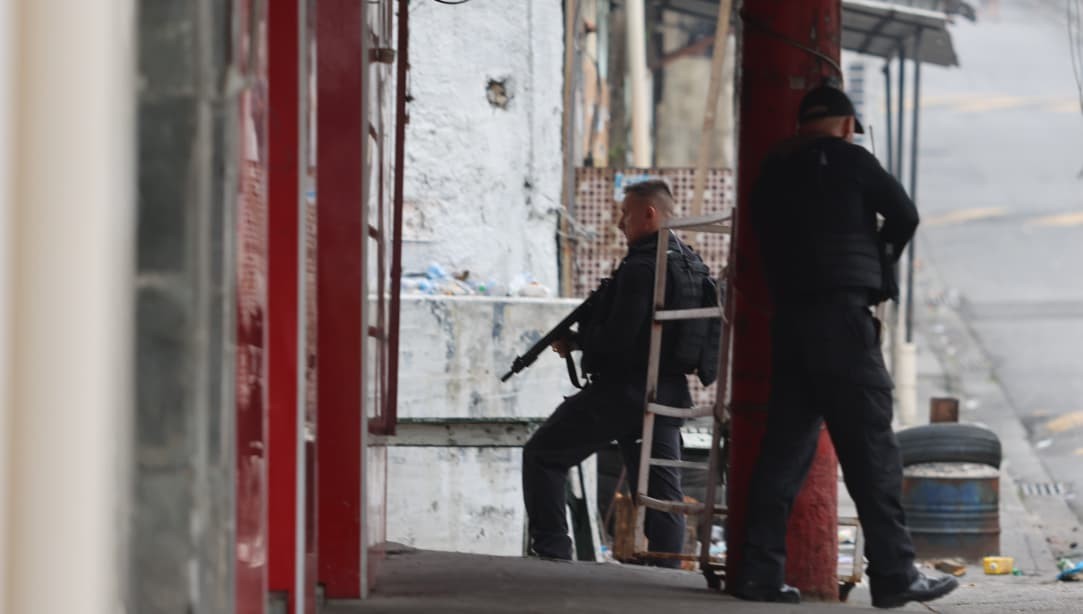 Ação visa capturar chefes do tráfico do Rio e de outros estados e combater a expansão territorial da facção — Foto: Fabiano Rocha / Agência O Globo