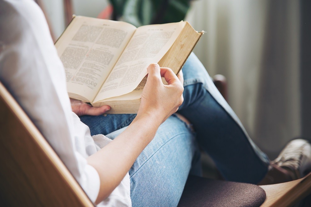 Absorvemos melhor as informações no papel do que em telas? Veja o que diz a psicologia