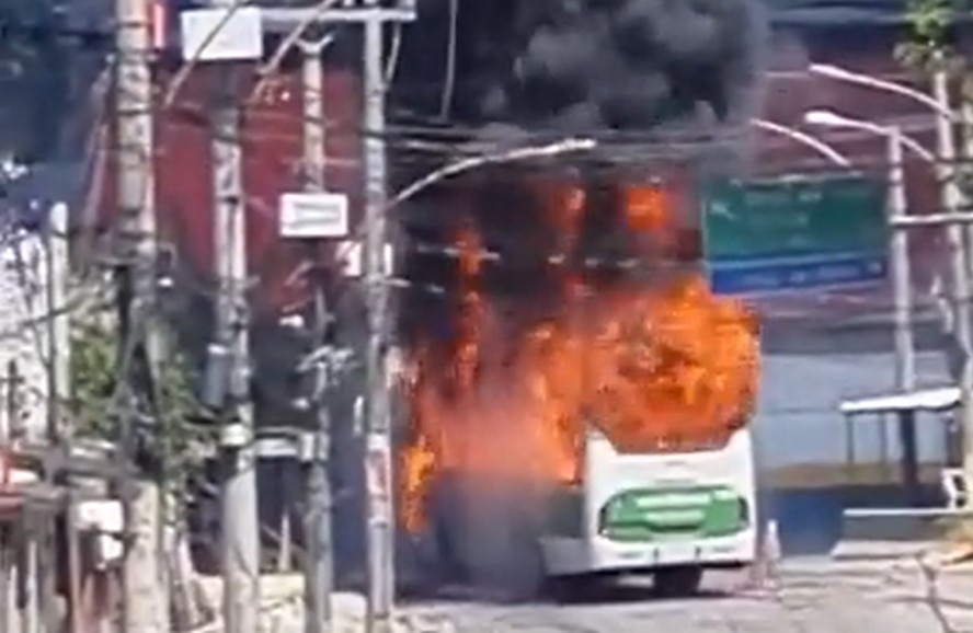 Próximo ao local, ônibus foram incendiados neste domingo