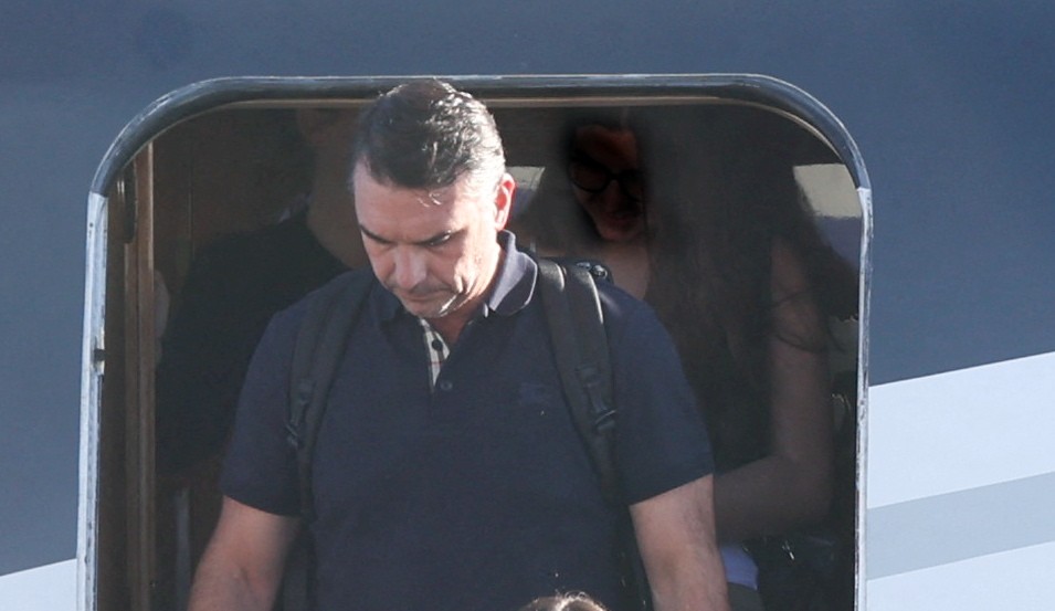 PF suspeita que Flávio contou com apoio de governo Milei para viajar aos Estados Unidos