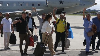 204 homens e mulheres, cinco bebês de colo, três gatos e um cão estavam no avião que chegou de Israel para o Rio nesta quarta-feira — Foto: Fabiano Rocha/Agência O Globo