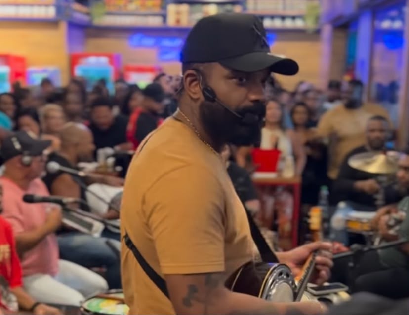Arlindinho canta no Rio em meio à separação com Erika Januza, que faz post enigmático: 'Dias de dificuldade passarão'