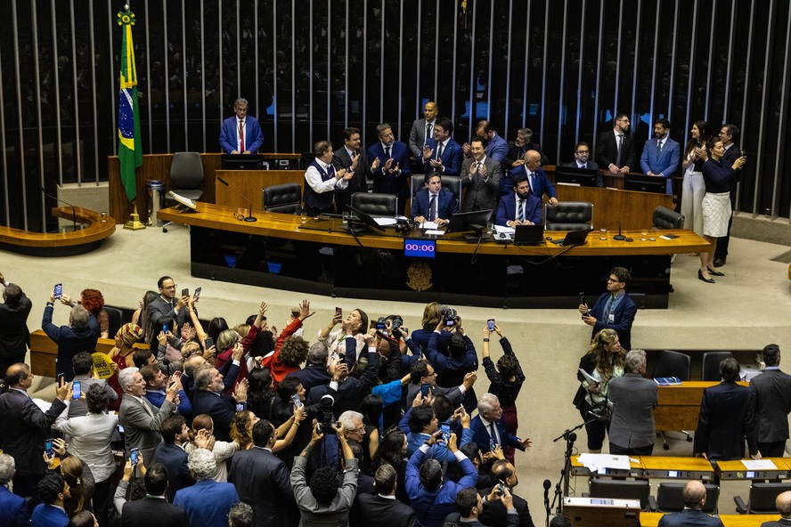 Câmara aprova isenção de IR para quem ganha até R$ 5 mil e cria nova faixa para super-ricos