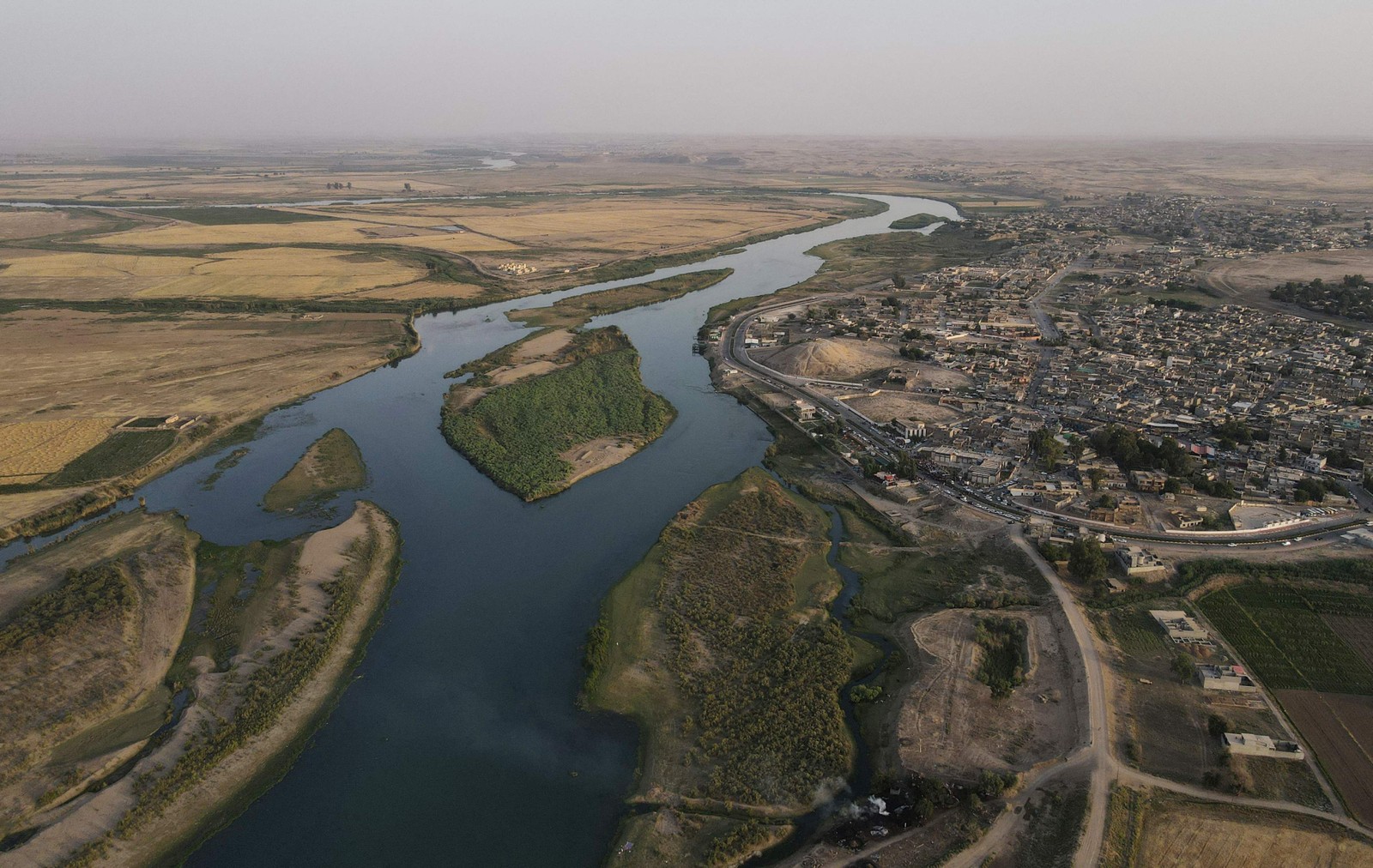 Vista aérea do rio Tigre, que está testemunhando níveis mais baixos de água devido às mudanças climáticas — Foto:  Zaid AL-OBEIDI / AFP
