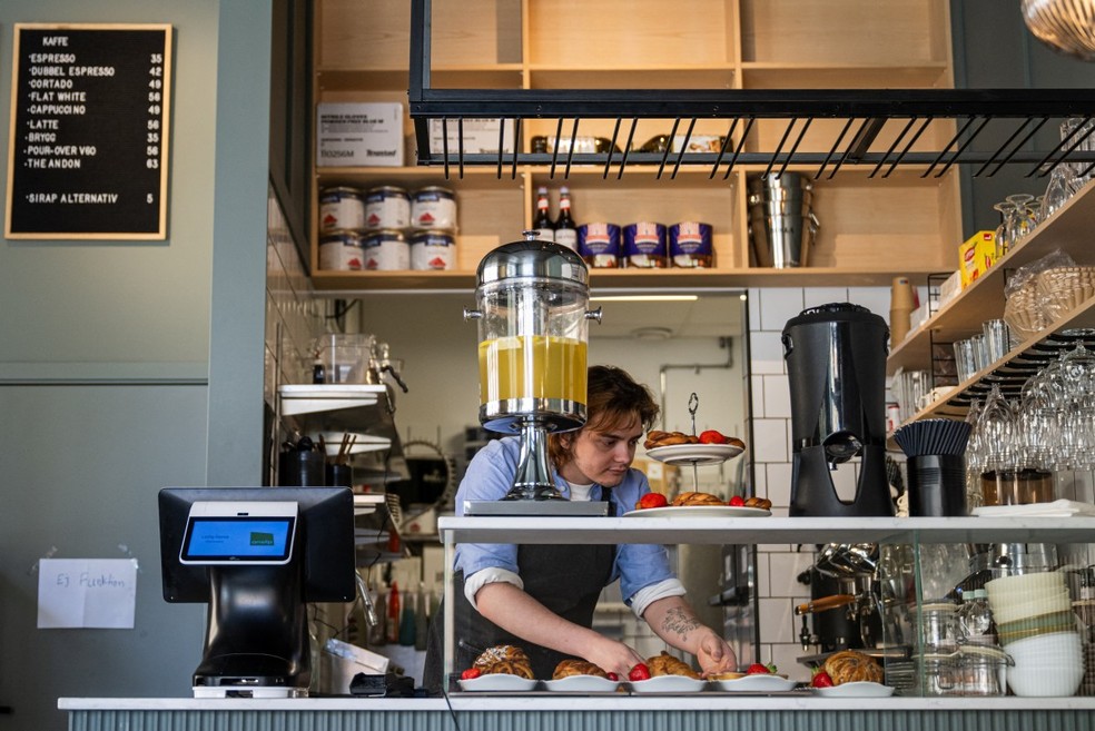 Chefe IA? Cafeteria na Suécia é gerida por inteligência artificial que contrata, paga salários e administra o negócio; entenda — Foto: AFP