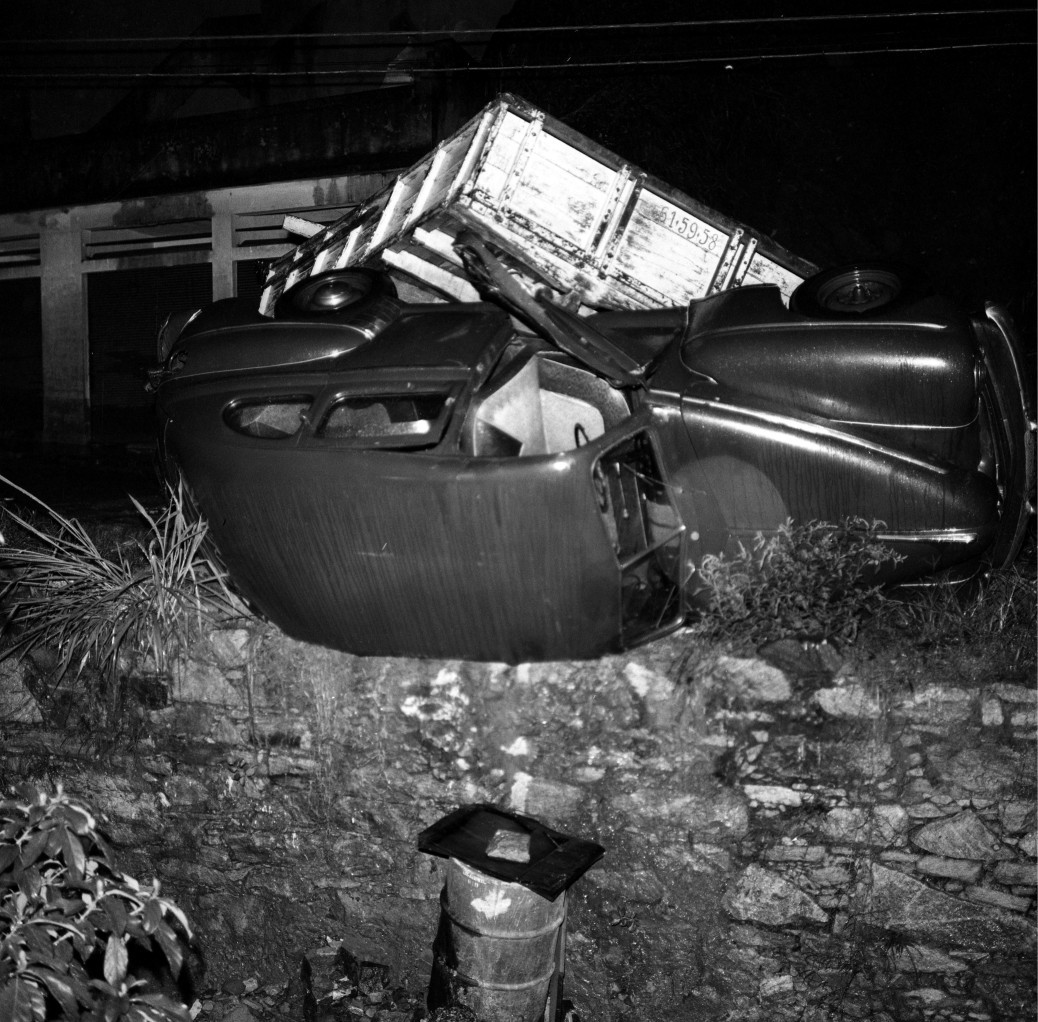 Desabamento de barreia na Rua Monte Alegre, Santa Tresa, atinge veículos — Foto: Arquivo / Agência O Globo