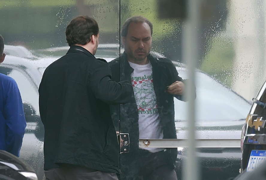 Carlos Bolsonaro diz que pai está 'devastado psicologicamente' com prisão preventiva na PF