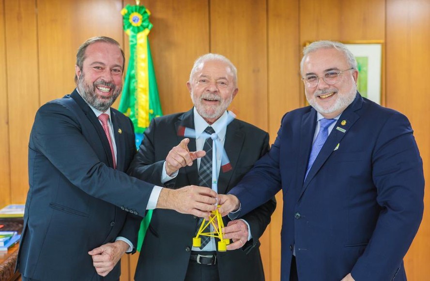 O ministro de Minas e Energia, Alexandre Silveira; o presidente Lula; e o presidente da Petrobras, Jean Paul Prates
