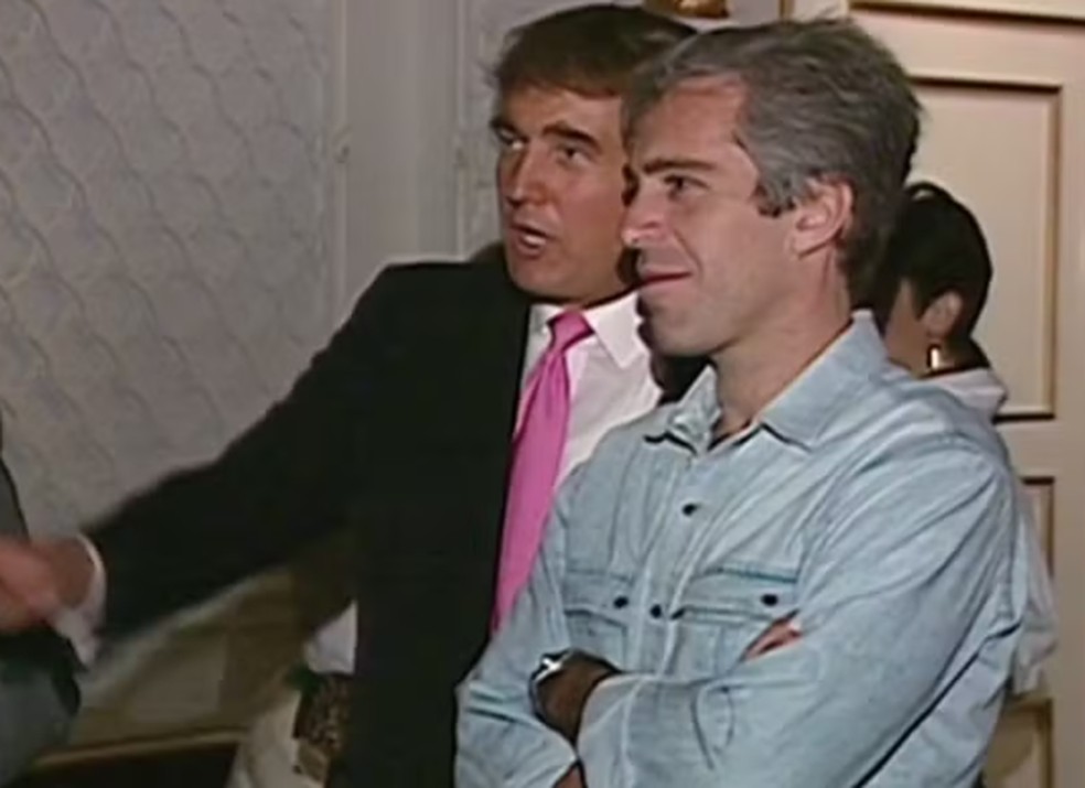 Donald Trump esteve em festas com Jeffrey Epstein — Foto: Reprodução de cena/Netflix