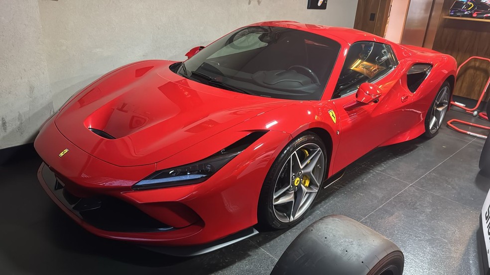 Ferrari apreendida em nova fase da Operação Sem Desconto — Foto: Reprodução/ Polícia Federal