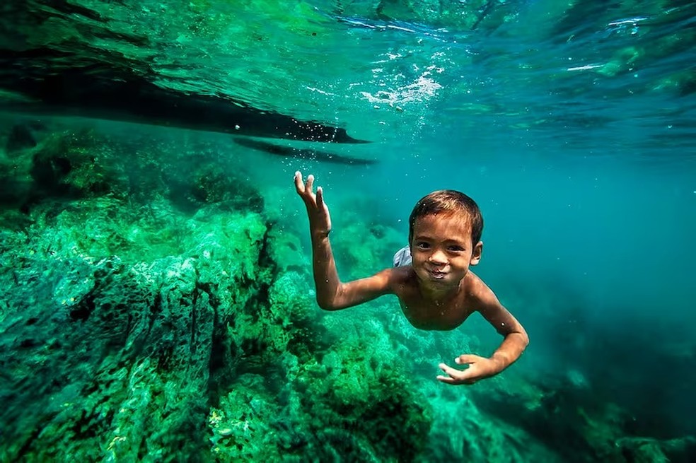 'Visão perfeita': entenda como as crianças mergulhadoras da Tailândia enxergam com nitidez mesmo debaixo d'água — Foto: La Nacion