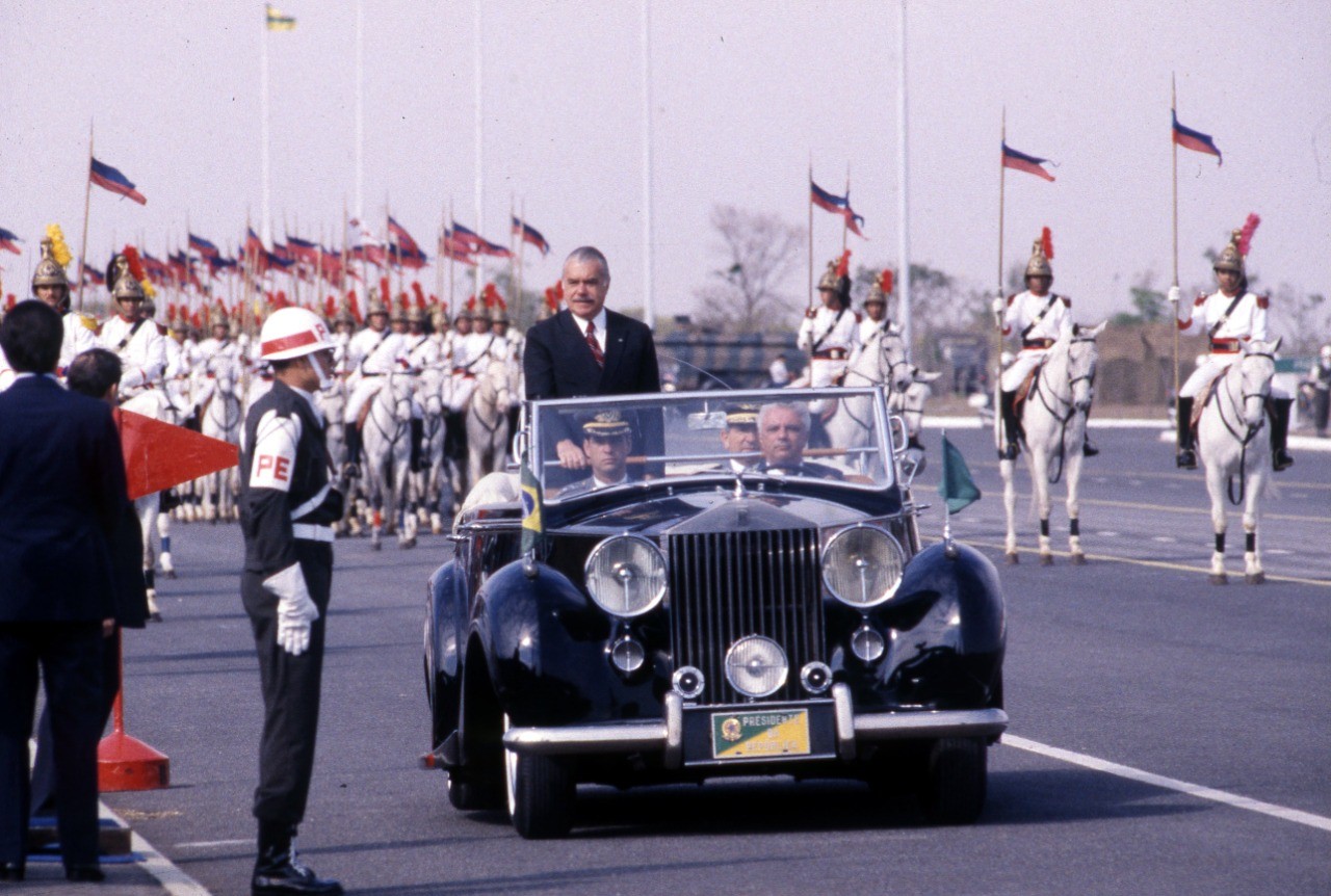 Na comemoração do Dia do Soldado o presidente José Sarney desfila no Rolls-Royce presidencial — Foto: J. Gonçalves / Agência O Globo