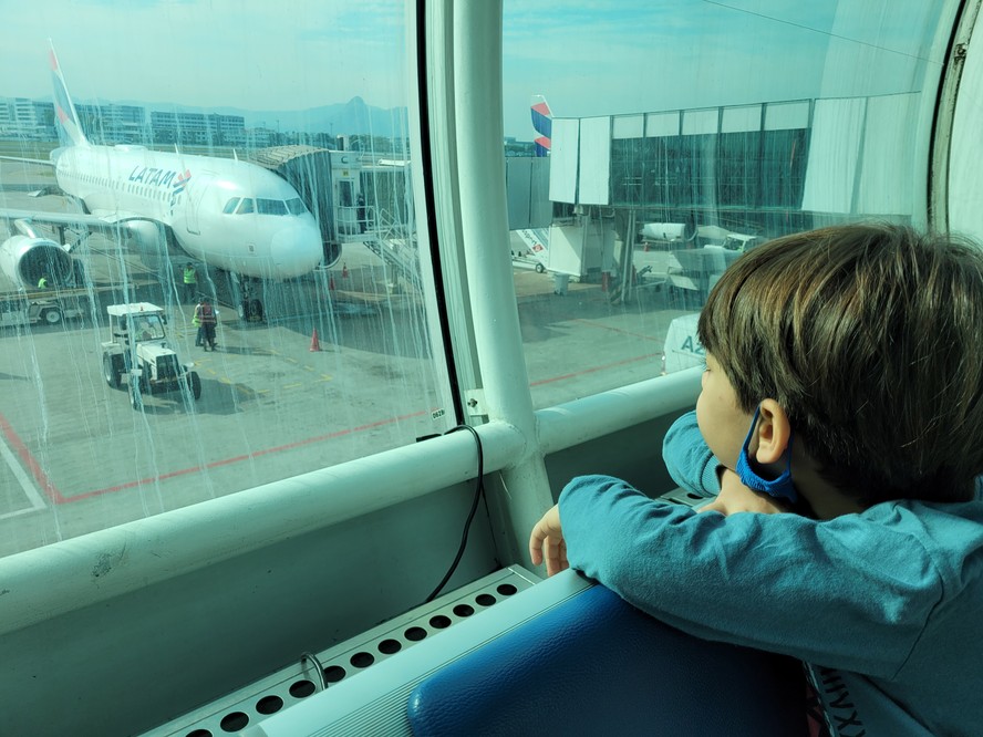 Criança esperando seu voo na área de embarque do Aeroporto Santos Dumont, no Rio de Janeiro