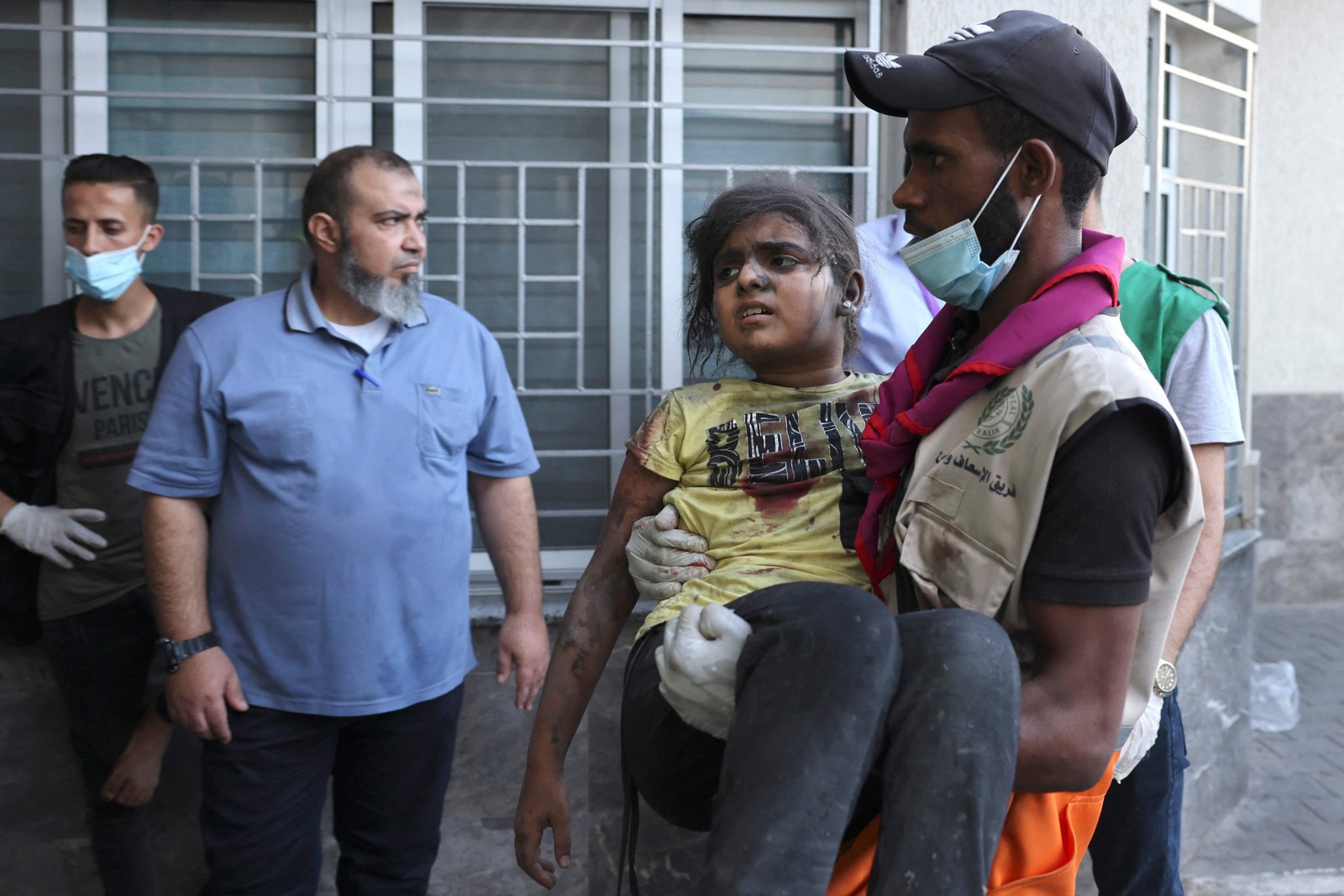 A maioria de atendimentos é de mulheres e crianças, que 'chegaram ao mesmo tempo' — Foto: Mohammed Abed / AFP