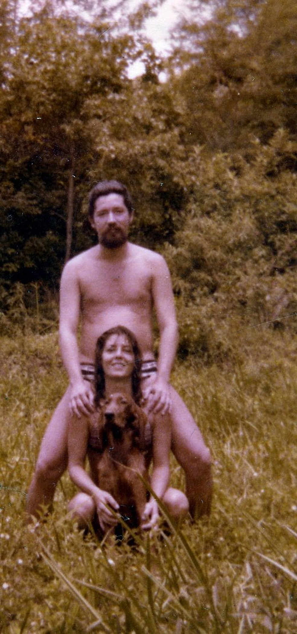 Raul SEixas e uma de suas viúvas, Tânia Menna Barreto, mais o cachorrinho do casal nos anos 80 — Foto: Arquivo/Agência O Globo