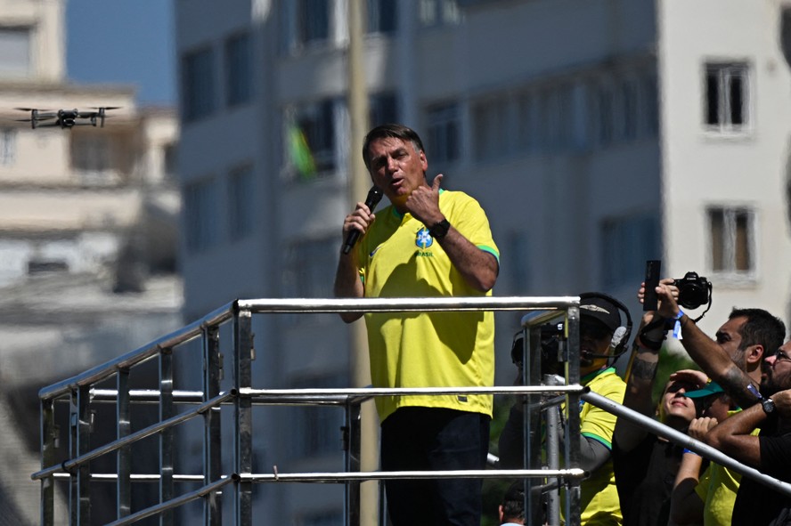 O ex-presidente Jair Bolsonaro durante o ato em Copacabana
