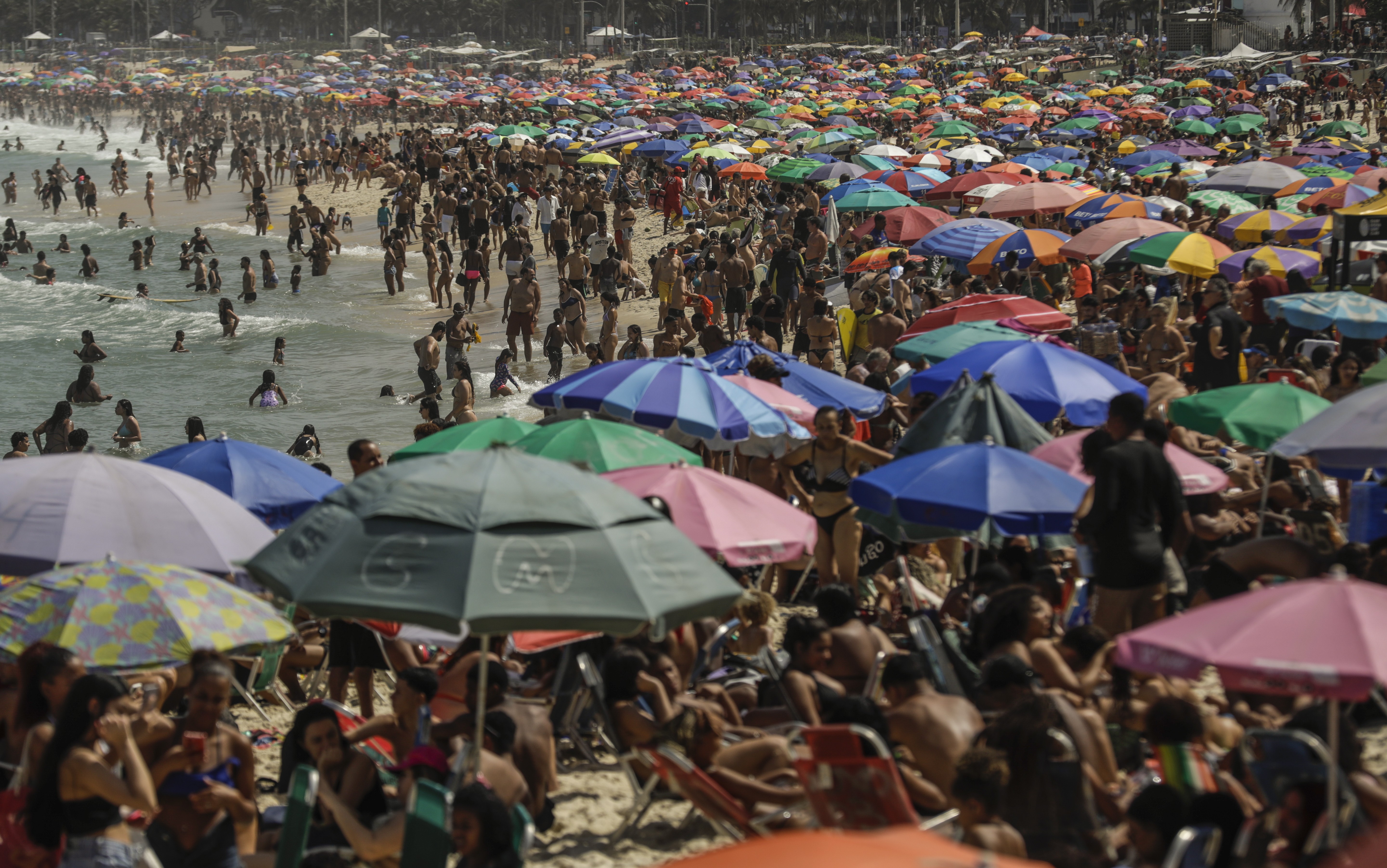 Com recorde de turistas na cidade, praia vira território fértil para cobranças abusivas; veja casos de golpes na orla da Zona Sul
